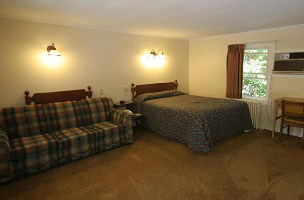 Maple Leaf Motel Schroon Lake Eksteriør bilde