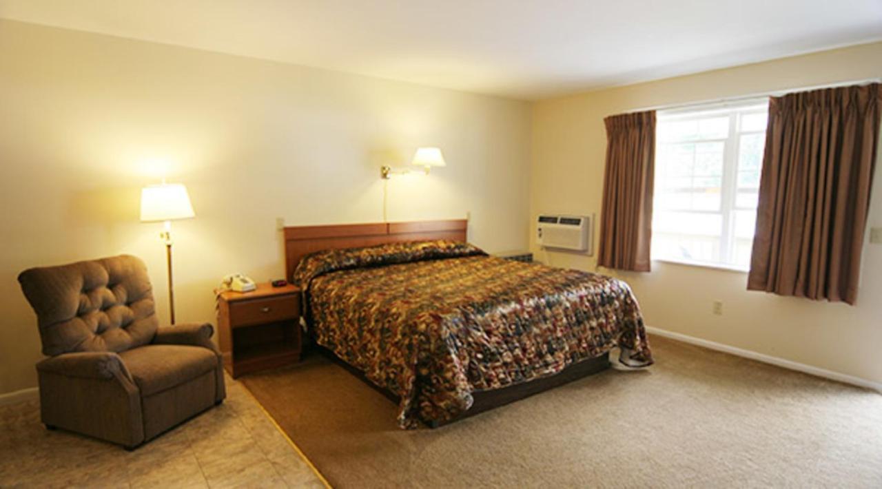Maple Leaf Motel Schroon Lake Eksteriør bilde