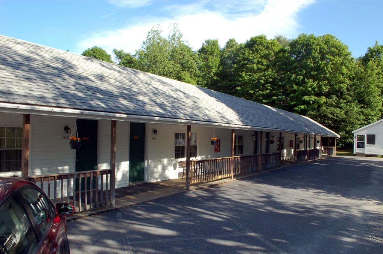 Maple Leaf Motel Schroon Lake Eksteriør bilde